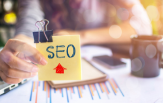 SEO post-it note woman, computer, charts, desk